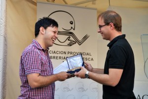 Oscar Sipán recogió el trofeo en nombre del ganador de la mano de Ruben Moreno (Fundación Anselmo Pié Sopena)